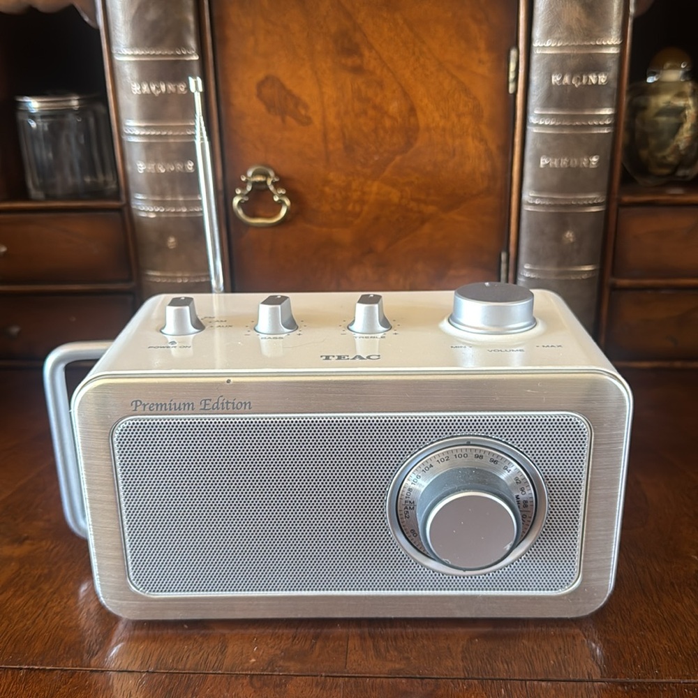Teac R1 AM/FM Retro Radio
